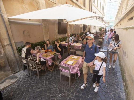 Dehors, tavolini e pedane: addio alle deroghe Covid. Lo spazio ora si calcola sull'ampiezza del locale