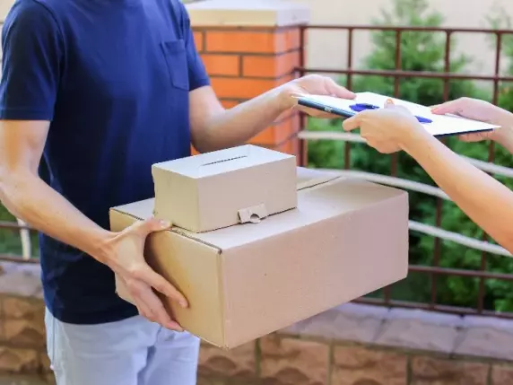 Mini pacchi extra Ue, via libera ai dazi: da luglio tassa da 3 euro, stop all’esenzione sotto i 150 euro