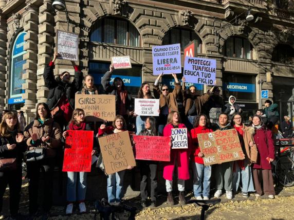 Manifestazione A Milano Oggi 25 Novembre. Slogan In Largo Cairoli: «Il ...