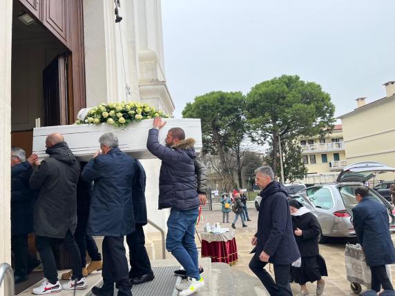 Giulia Cecchettin, I Funerali | Applausi E “rumore”, Elena: «Sei Il Mio ...