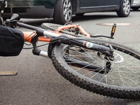 Ciclista di 23 anni morta investita da camion in cantiere tram a Bologna