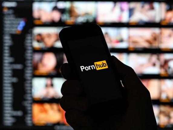 Pornhub, Stripchat e XVideos sotto la lente Ue: tutelino minori