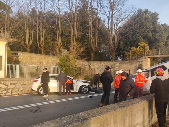 Sarnico, Frontale Fra Due Auto: Due Persone Intrappolate E Traffico ...