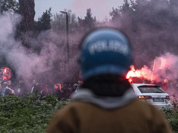 Fumogeni e petardi tra i tifosi: tensione all'Olimpico prima di Lazio-Roma