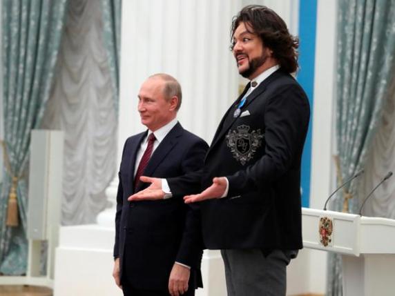 Philip Kirkoro con Vladimir Putin mentre, nel 2017, quando riceve la più alta onorificenza del Paese (Sputnik Photo Agency)
