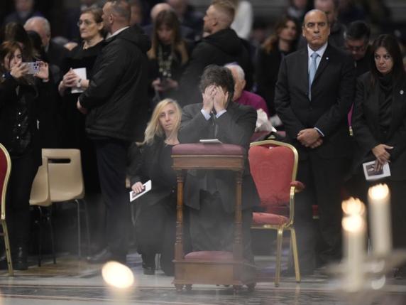 Javier Milei a Roma: la messa in Vaticano e l'abbraccio con il Papa alla canonizzazione della prima santa argentina