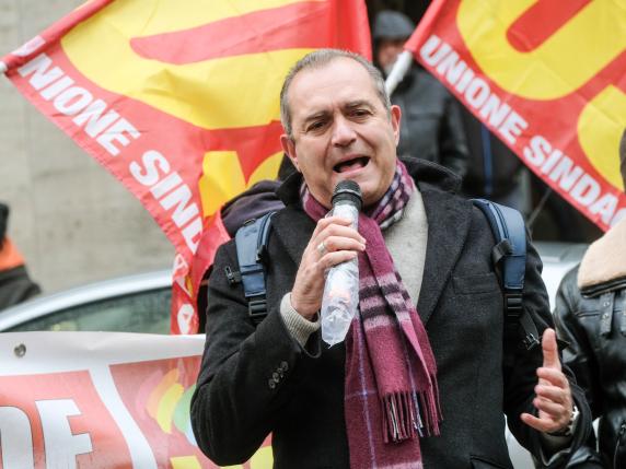 Critica politica in Italia: De Magistris attacca la campagna elettorale di Fico

De Magistris critica la campagna elettorale di Fico
L'ex pm ed ex sindaco di Napoli, Luigi De Magistris, ha espresso una forte critica nei confronti del candidato del campo largo, Roberto Fico. Secondo De Magistris, la campagna elettorale di Fico è stata caratterizzata da una serie di eventi e dichiarazioni che hanno suscitato sorpresa e disapprovazione.
De Magistris ha affermato che la campagna elettorale di Fico è stata "piena di poltrone e sofà", sottolineando come ciò sia stato percepito come un segno di distacco dalla realtà e dalle esigenze dei cittadini. Inoltre, De Magistris ha ricordato come Fico avesse inizialmente definito De Luca, il presidente della Regione Campania, come "il male assoluto", per poi cambiare opinione e avvicinarsi alla destra.
Approfondimento
La critica di De Magistris si inserisce nel contesto di una campagna elettorale caratterizzata da forti tensioni e scontri tra i vari candidati. La posizione di Fico, in particolare, è stata oggetto di dibattito e discussione, con alcuni che lo accusano di avere una visione troppo moderata e altri che lo vedono come un possibile punto di riferimento per il centro-sinistra.
Possibili Conseguenze
Le dichiarazioni di De Magistris potrebbero avere un impatto significativo sulla campagna elettorale, in quanto potrebbero influenzare l'opinione pubblica e modificare il panorama politico. È possibile che le critiche di De Magistris possano indebolire la posizione di Fico e favorire la crescita di altri candidati.
Opinione
Non è possibile esprimere un'opinione personale su questo argomento, in quanto il ruolo di questo testo è quello di fornire informazioni oggettive e imparziali. Tuttavia, è possibile affermare che le dichiarazioni di De Magistris riflettono una visione critica della campagna elettorale di Fico e del suo approccio alla politica.
Analisi Critica dei Fatti
L'analisi critica dei fatti rivela che la campagna elettorale di Fico è stata caratterizzata da una serie di eventi e dichiarazioni che hanno suscitato sorpresa e disapprovazione. La critica di De Magistris si inserisce in questo contesto, sottolineando come la posizione di Fico sia stata percepita come troppo moderata e come abbia cambiato opinione su De Luca.
Relazioni con altri fatti
La critica di De Magistris si inserisce in un contesto più ampio di dibattito e discussione sulla politica italiana. La campagna elettorale di Fico è solo uno degli aspetti di un panorama politico complesso e in continua evoluzione.
Contesto storico
La critica di De Magistris si inserisce in un contesto storico caratterizzato da forti tensioni e scontri tra i vari partiti politici. La politica italiana è stata oggetto di dibattito e discussione per anni, con vari partiti e candidati che si sono succeduti sulla scena politica.
Fonti
La fonte di questo articolo è il Corriere della Sera, che ha pubblicato un articolo intitolato "De Magistris: «Fico? La sua campagna elettorale piena di poltrone e sofà. Per lui De Luca era il male assoluto: la destra è più coerente»". L'articolo originale può essere trovato al seguente link: https://www.corriere.it/