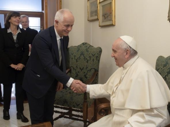 Papa Francesco durante il colloquio con il direttore del Corriere Luciano Fontana e la vicedirettrice Fiorenza Sarzanini