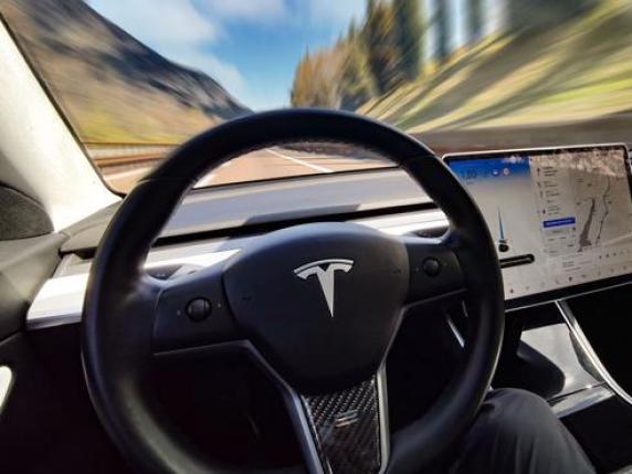 I robotaxi di Tesla arrivano ad agosto: l'annuncio di Elon Musk