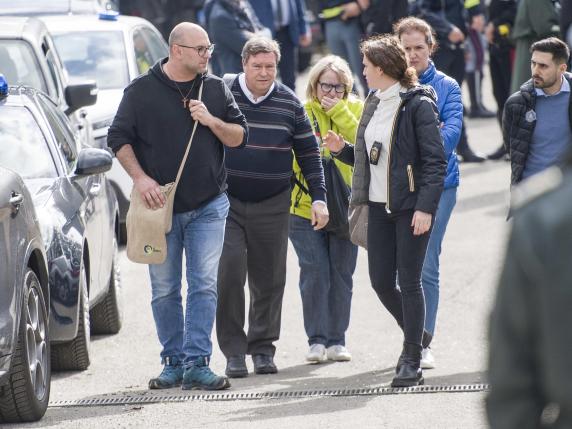 La disperata processione dei parenti dei dispersi sul luogo dell'esplosione alla centrale idroelettrica di Bargi, sull'Appennino bolognese, dove hanno perso la vita tre lavoratori e altri quattro sono dispersi, mentre cinque sono feriti, 10 aprile 2024. ANSA/MICHELE LAPINI