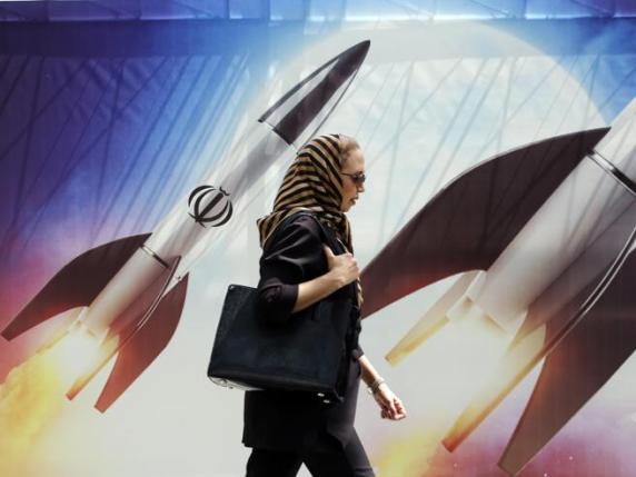 Un murales propagandistico a Teheran (Epa)