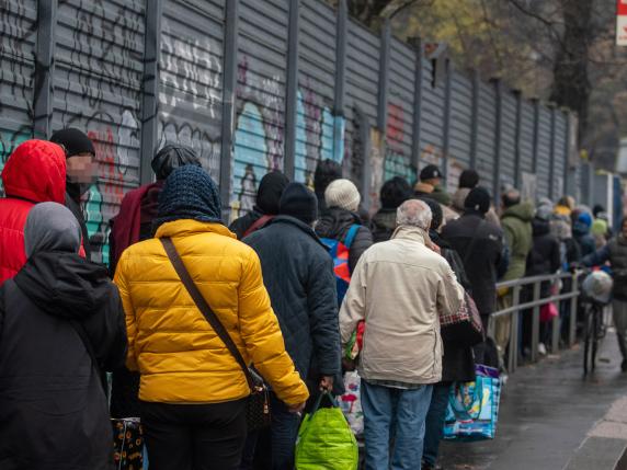 Milano, il Comune contro il governo: «Tagli di 15 milioni di euro. Con la "carta solidale" di Meloni impossibile aiutare i più fragili»