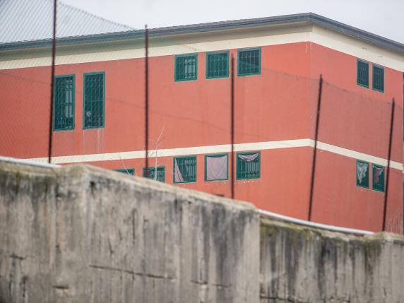 Arrestato baby stalker: a 17 anni perseguitava la ex fidanzatina con pedinamenti, minacce e appostamenti sotto casa con un coltello