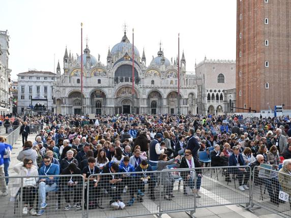Papa Francesco oggi a Venezia, la diretta. La messa in piazza San Marco: «Venezia rischia di cessare di esistere»