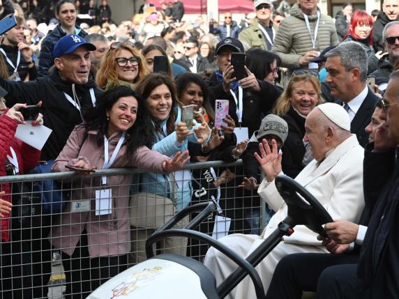 Papa Francesco oggi a Venezia: dalla Giudecca a Piazza San Marco. La diretta. Il messaggio ai giovani: «Per Dio siete figli, non un profilo digitale»