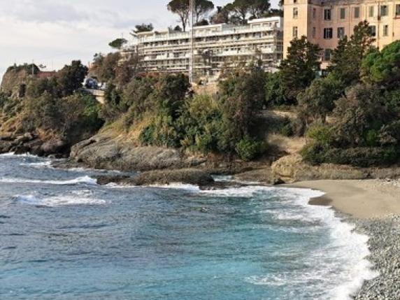 Punta dell'Olmo e il presunto scambio di favori tra Toti e Spinelli: «Da spiaggia libera a resort di lusso». Cosa c'è dietro all'operazione