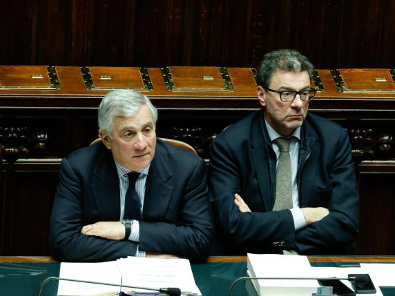 Governo, tutti contro nuove tasse. Tajani: «Paghino i colossi del web»