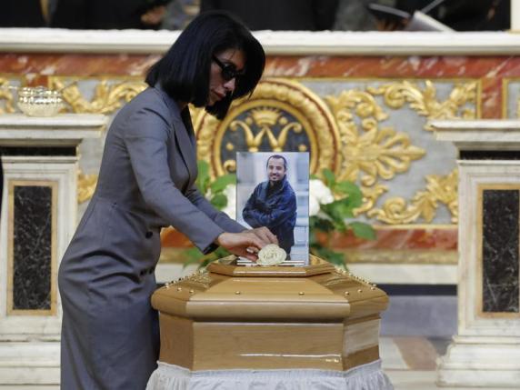 Funerali di Franco Di Mare oggi a Roma: a piazza del Popolo l'addio al giornalista Rai morto di cancro. La figlia Stella: «Mi hai insegnato a spostare i limiti»
