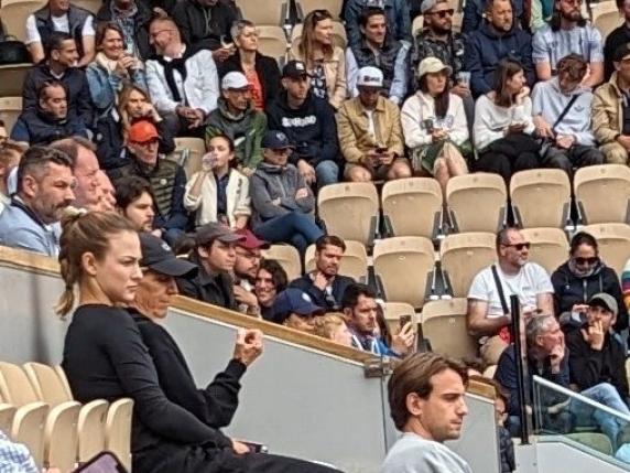 Anna Kalinskaya assiste alla partita di Jannik Sinner contro Chris Eubanks al Roland Garros