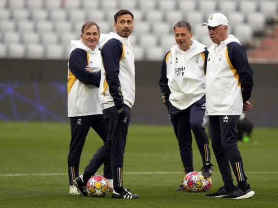 Real Madrid's head coach Carlo Ancelotti, right, waits besides his son, assistant coach Davide Ancelotti, second left, for a training session in Munich, Germany, Monday, April 29, 2024, ahead of the Champions League semi final first leg soccer match between FC Bayern Munich and Real Madrid. (AP Photo/Matthias Schrader)