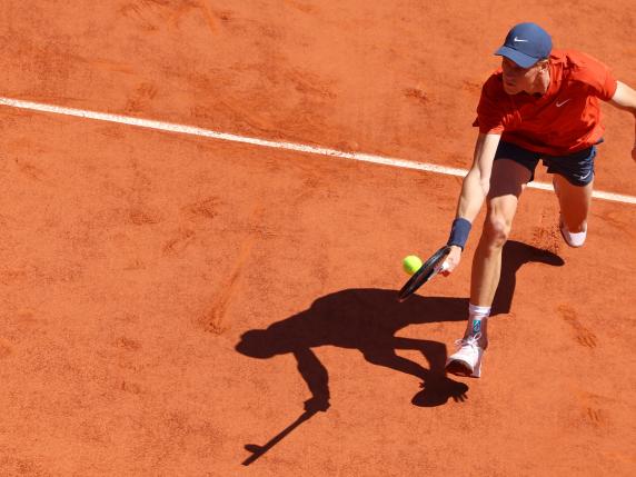 Italy's Jannik Sinner plays a backhand return to Spain's Carlos Alcaraz during their men's singles semi final match on Court Philippe-Chatrier on day thirteen of the French Open tennis tournament at the Roland Garros Complex in Paris on June 7, 2024. (Photo by Emmanuel Dunand / AFP)