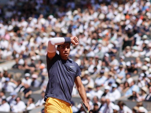 Spain's Carlos Alcaraz gestures as he plays against Italy's Jannik Sinner during their men's singles semi final match on Court Philippe-Chatrier on day thirteen of the French Open tennis tournament at the Roland Garros Complex in Paris on June 7, 2024. (Photo by Dimitar DILKOFF / AFP)