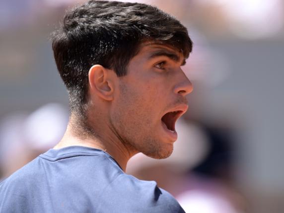 Spain's Carlos Alcaraz reacts after a point during his men's singles semi final match against Italy's Jannik Sinner on Court Philippe-Chatrier on day thirteen of the French Open tennis tournament at the Roland Garros Complex in Paris on June 7, 2024. (Photo by Bertrand GUAY / AFP)