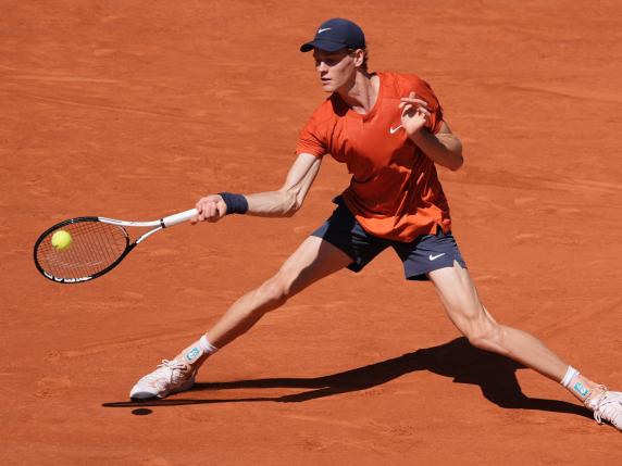 Italy's Jannik Sinner plays a forehand return to Spain's Carlos Alcaraz during their men's singles semi final match on Court Philippe-Chatrier on day thirteen of the French Open tennis tournament at the Roland Garros Complex in Paris on June 7, 2024. (Photo by Dimitar DILKOFF / AFP)