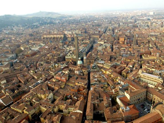 Bologna, la riforma dei quartieri: «Non funzionano. Meglio i rioni degli anni ‘70»