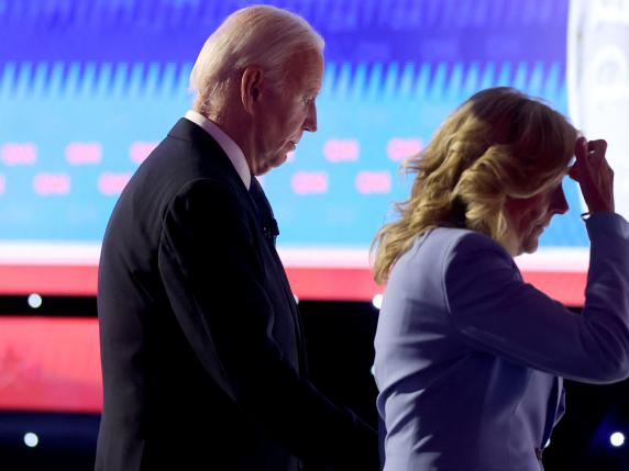 Biden e la performance che scatena il panico tra i democratici: «Confermati i nostri peggiori timori»