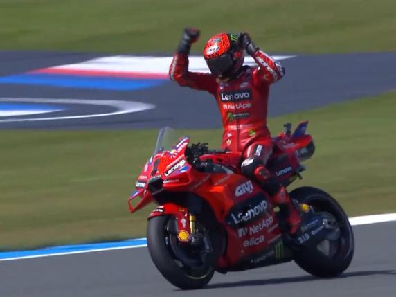 MotoGp Assen, capolavoro  di Bagnaia che domina la Sprint race: poi Martin e Vinales. Cadono Marquez e Aleix Espargarò Live