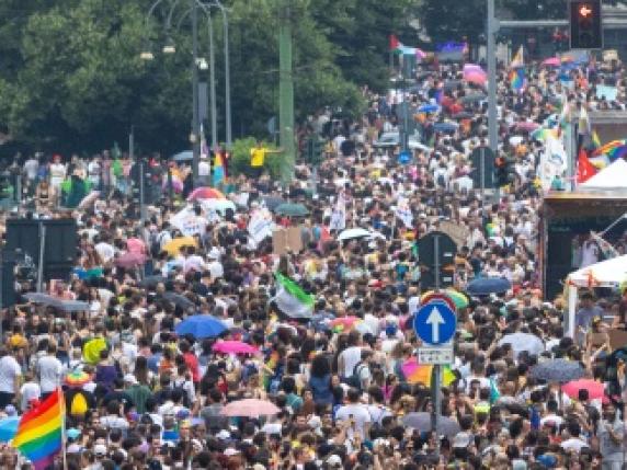 Milano Pride, Schlein: «Le parole di Marina Berlusconi? Felice, ma la destra è indietro». Gli organizzatori: «Siamo 350 mila»