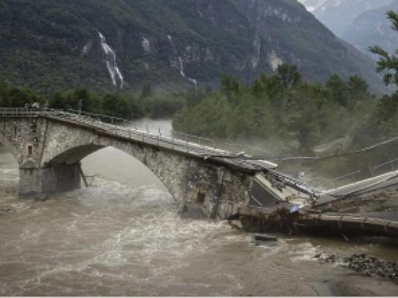 Frane in Valle d'Aosta: Cogne isolata, 200 persone evacuate in elicottero. Sempione chiuso | In Svizzera 4 morti e un disperso