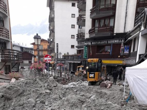 La frana, causata dal maltempo che ha colpito l'area alpina nelle ultime ore, che di fatto ha isolato Cervinia, 30 giugno 2024.   NPK   ANSA /// The landslide, caused by the bad weather that hit the Alpine area in recent hours, which in fact isolated Cervinia, near Aosta, Italy, 30 June 2024.  NPK   ANSA