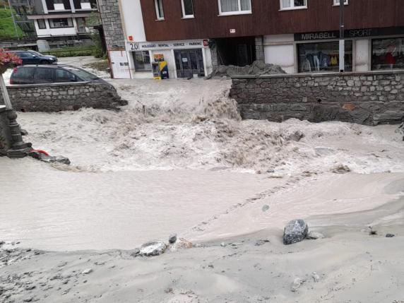 La frana, causata dal maltempo che ha colpito l'area alpina nelle ultime ore, che di fatto ha isolato Cervinia, 30 giugno 2024.   NPK   ANSA /// The landslide, caused by the bad weather that hit the Alpine area in recent hours, which in fact isolated Cervinia, near Aosta, Italy, 30 June 2024.  NPK   ANSA