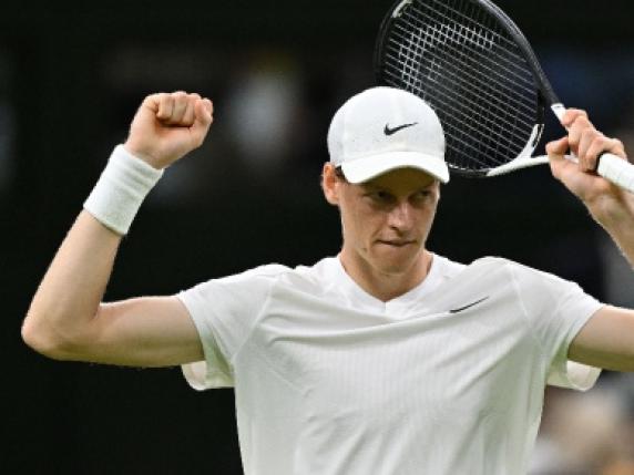Wimbledon, Sinner batte un grande Berrettini, che spettacolo nel derby. Poi l'abbraccio fra i due Finale 7-6, 7-6, 2-6, 7-6
