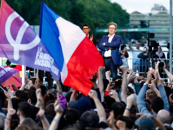 Francia a sinistra: battuta Le Pen, il Fronte Popolare è primo. Mélenchon: «Pronti a governare». Macron prende tempo. Scontri e cariche a Place de la Republique