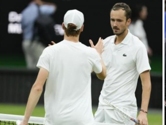 Wimbledon, Sinner si ferma: sta male, rimonta, ma Medvedev vince in 5 set |«Mi gira la testa», il malore di Jannik | video