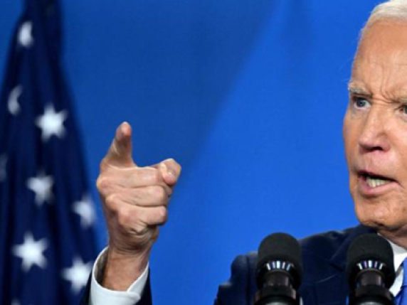 Biden resiste: «Io il più qualificato per fare il presidente, voglio finire il lavoro». Le gaffe: chiama Zelensky 'Putin' e la vice 'Trump'