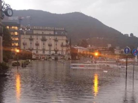 Bomba d'acqua, raffiche di vento e strade allagate a Varese. A Como esonda il lagoGrandine al Nord, fino a 40°C al Centro-Sud: le previsioni