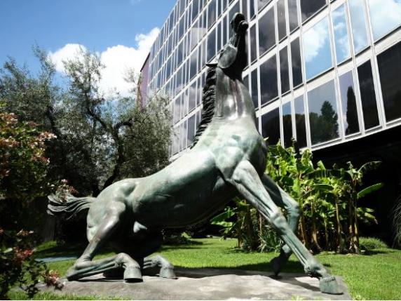 Il Canone Rai Salva: Nessun Taglio nella Manovra, una Battaglia Fiscale che Potrebbe Essere Giunta al Termine
Approfondimento
La decisione di non inserire alcuna norma relativa al Canone Rai nella legge di Bilancio 2026 potrebbe segnare la fine della battaglia sulla tassa più "odiata" dagli italiani. Il leader della Lega, Matteo Salvini, sembra aver cambiato strategia, lasciando intendere che la questione del Canone Rai non sia più una priorità per il suo partito.
Possibili Conseguenze
La mancata modifica del Canone Rai potrebbe avere conseguenze significative per i contribuenti italiani. In assenza di tagli o modifiche, il Canone Rai continuerà a essere una voce di spesa per le famiglie italiane, con possibili impatti sulle finanze domestiche.
Opinione
La decisione di non intervenire sul Canone Rai potrebbe essere vista come un segno di stabilità e coerenza da parte del governo. Tuttavia, è anche possibile che questa scelta sia percepita come un'occasione mancata per ridurre la pressione fiscale sui contribuenti.
Analisi Critica dei Fatti
È importante notare che la mancata modifica del Canone Rai non significa necessariamente che la questione sia chiusa. Potrebbero esserci future iniziative o proposte per riformare o abolire il Canone Rai, che potrebbero avere un impatto significativo sulla politica fiscale italiana.
Relazioni con altri fatti
La questione del Canone Rai è strettamente legata alla politica fiscale e alle finanze pubbliche italiane. La mancata modifica del Canone Rai potrebbe avere impatti sulla gestione delle risorse pubbliche e sulla capacità del governo di finanziare i servizi pubblici.
Contesto storico
Il Canone Rai è stato introdotto nel 1938 come un'imposta per finanziare la radiofonia pubblica. Nel corso degli anni, il Canone Rai è stato modificato e ampliato per finanziare anche la televisione pubblica. La questione del Canone Rai è stata oggetto di dibattito e controversia per decenni, con alcuni che lo vedono come un'imposta necessaria per finanziare i servizi pubblici e altri che lo considerano un'onere eccessivo per i contribuenti.
Fonti
La fonte di questo articolo è il Corriere della Sera, un quotidiano italiano di informazione e notizie. L'articolo originale può essere trovato al seguente link: https://www.corriere.it/