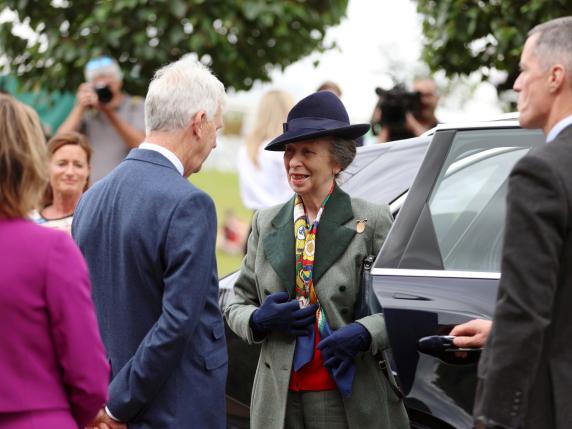 Come stanno i Windsor? Re Carlo, Anna tornata in pubblico e il cerchio magico di Camilla. «Lo stress di William per Kate, dopo aver vissuto la perdita di Diana. Harry tornerà, da solo»