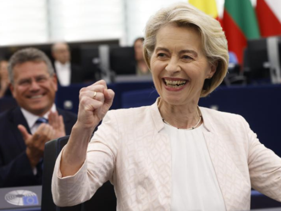 Von der Leyen rieletta. FdI vota no, decisivi i Verdi. Salvini: «Voto dei cittadini tradito» Le promesse: Green Deal e confini protetti