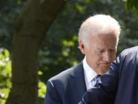 Biden sotto assedio, la spinta di Obama: «Valuti se ritirarsi». Lascerà nel weekend?