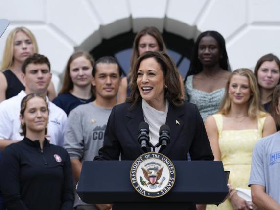 Harris: «Grata a Biden, eredità senza pari». I potenziali rivali l'appoggiano. E da Pelosi arriva l'endorsement Obama in silenzio