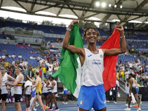 Yemaneberhan Crippa, of Italy, celebrates after winning the gold medal in the men's half marathon final at the the European Athletics Championships in Rome, Sunday, June 9, 2024. (AP Photo/Alessandra Tarantino)