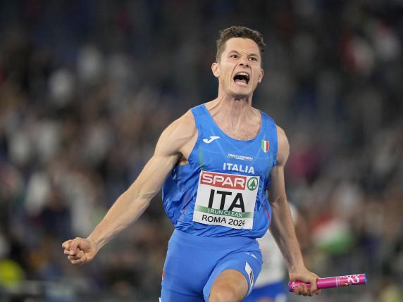 Filippo Tortu, of Italy, celebrates after winning the gold medal in the men's 4X 100 meters relay final at the European Athletics Championships in Rome, Wednesday, June 12, 2024. (AP Photo/Stefano Costantino)