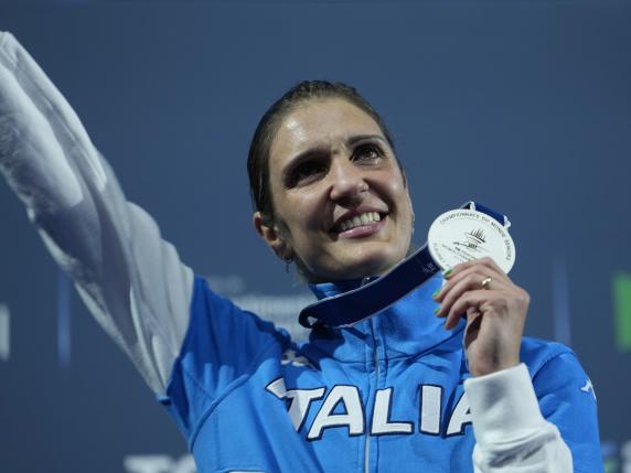FILE - Italy's Arianna Errigo celebrates on the podium her silver medal after the women's Individual Foil final against Italy's Alice Volpi, at the Fencing World Championships in Milan, Italy, on July 26, 2023. Fencer Arianna Errigo and high jumper Gianmarco Tamberi were named as Italy?s flagbearers Monday, April 29, 2024 for the Paris Olympics opening ceremony. (AP Photo/Luca Bruno)