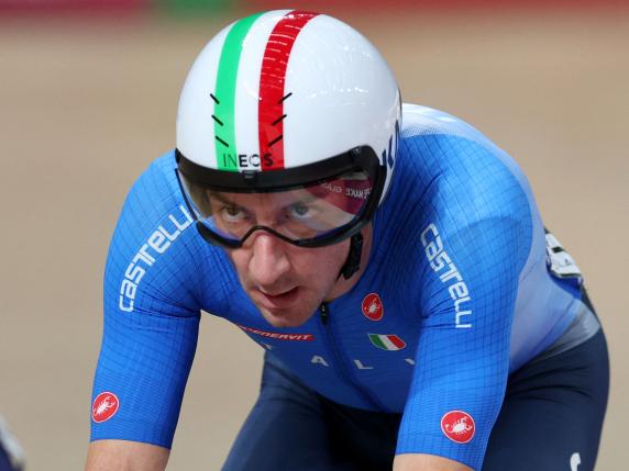 Italy's Elia Viviani takes part in the men's Elite Omnium Scratch Race at the Sir Chris Hoy velodrome during the UCI Cycling World Championships in Glasgow, Scotland on August 6, 2023 (Photo by Adrian DENNIS / AFP)