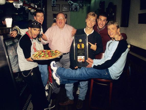 Chi era Lou Pearlman: padre dei Backstreet Boys e degli *Nsync condannato per frode nel 2007 (e accusato dalle band di violenza)